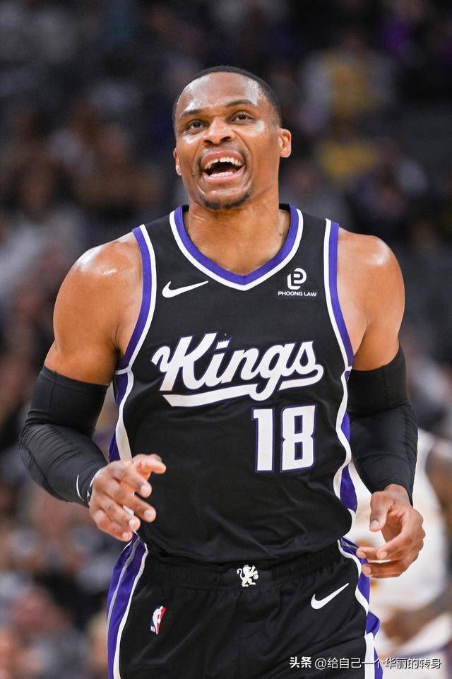 费耶诺德筹划将现有主场升级为下沉式球场，预计能容纳5.6万人（费耶诺德计划把现有主场改建为下沉式球场，容纳人数预计达5.6万）