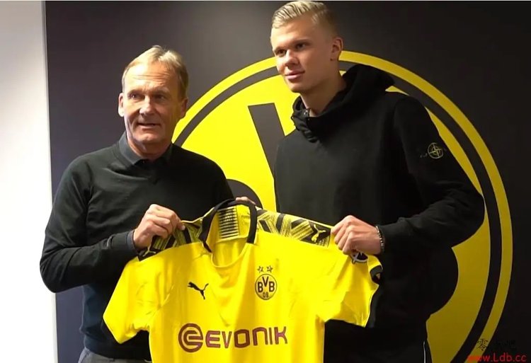 库里：理查德的表现不可思议，替补球员随时待命出战意义重大（库里盛赞理查德惊艳发挥：替补时刻待命至关重要）