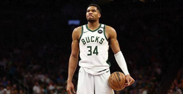 高炮台发威！唐斯反击快下 弧顶追身三分一箭穿心（高炮轰鸣！唐斯快攻跟进，弧顶追身三分一箭穿心）