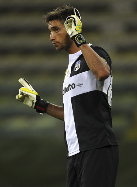 太阳报：麦克托米奈领意甲最佳球员奖，被女友透视着装抢风头（太阳报：麦克托米奈荣膺意甲年度最佳，女友透视造型成焦点）