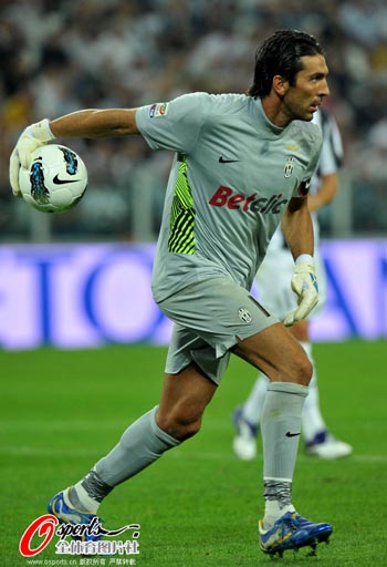 老将强硬打成2+1，全队振奋（老将强攻打成2+1，瞬间点燃全队士气）