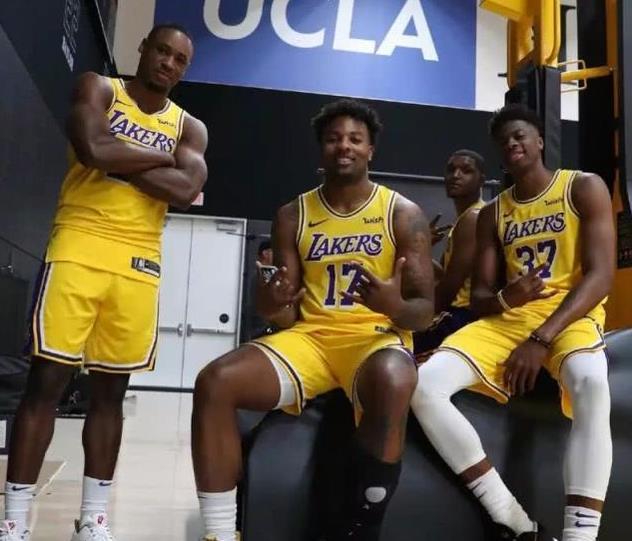 广厦vs上海前瞻：豪门对决看点多，洛夫顿态度成X因素（广厦对阵上海前瞻：强强对话看点满满，洛夫顿态度或成关键变量）