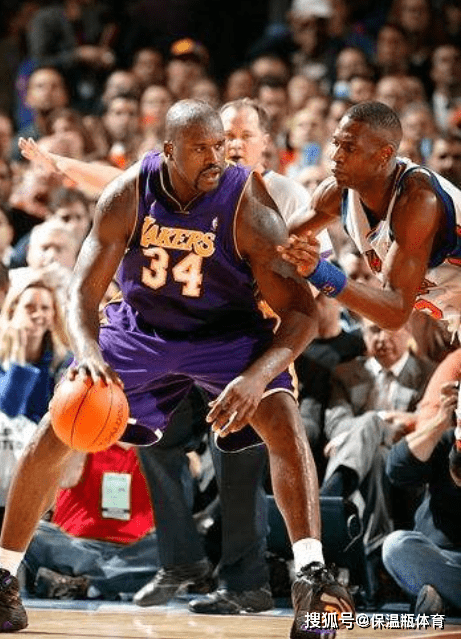 太阳报：英乙球迷在看台上发病，直升机降落在球场里进行急救（英乙看台球迷突发疾病，直升机入场紧急救援）