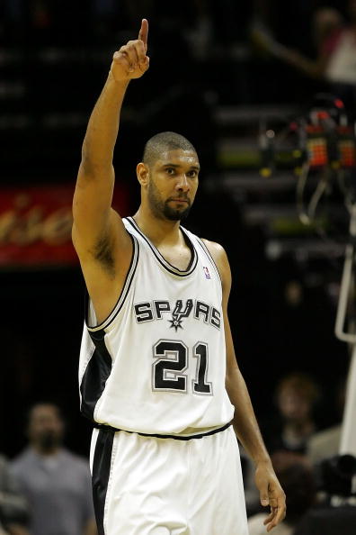 前锋单场两助攻一进球，表现全能（前锋轰一球送两助攻，全能发挥统治全场）