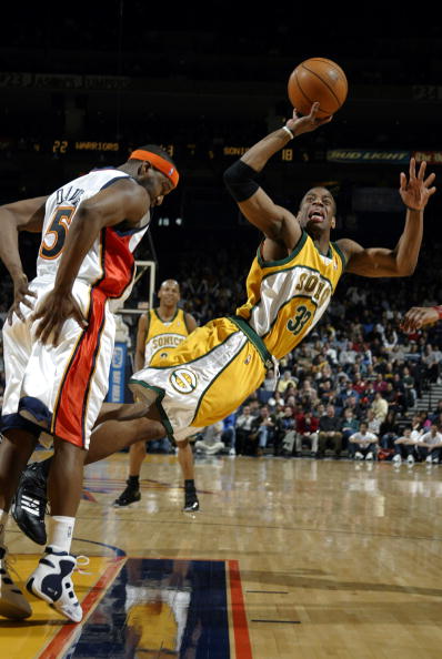 西甲战报：莫雷诺、奥卢瓦塞伊破门，黄潜2-1马略卡（西甲：莫雷诺、奥卢瓦塞伊建功，比利亚雷亚尔2-1小胜马略卡）