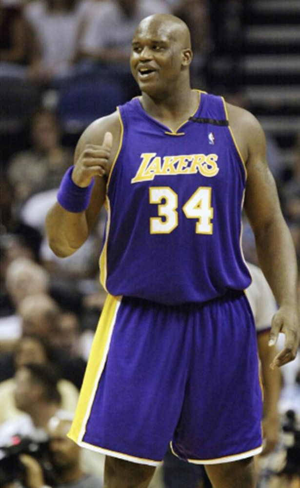 网友在梅西夜访诺坎普时偶遇他，梅西还向镜头打了招呼（夜访诺坎普的梅西被网友偶遇，并向镜头致意）